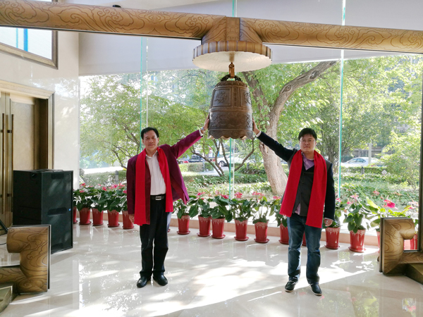 金祿科技股東代表敲鐘 金祿科技股東代表敲鐘