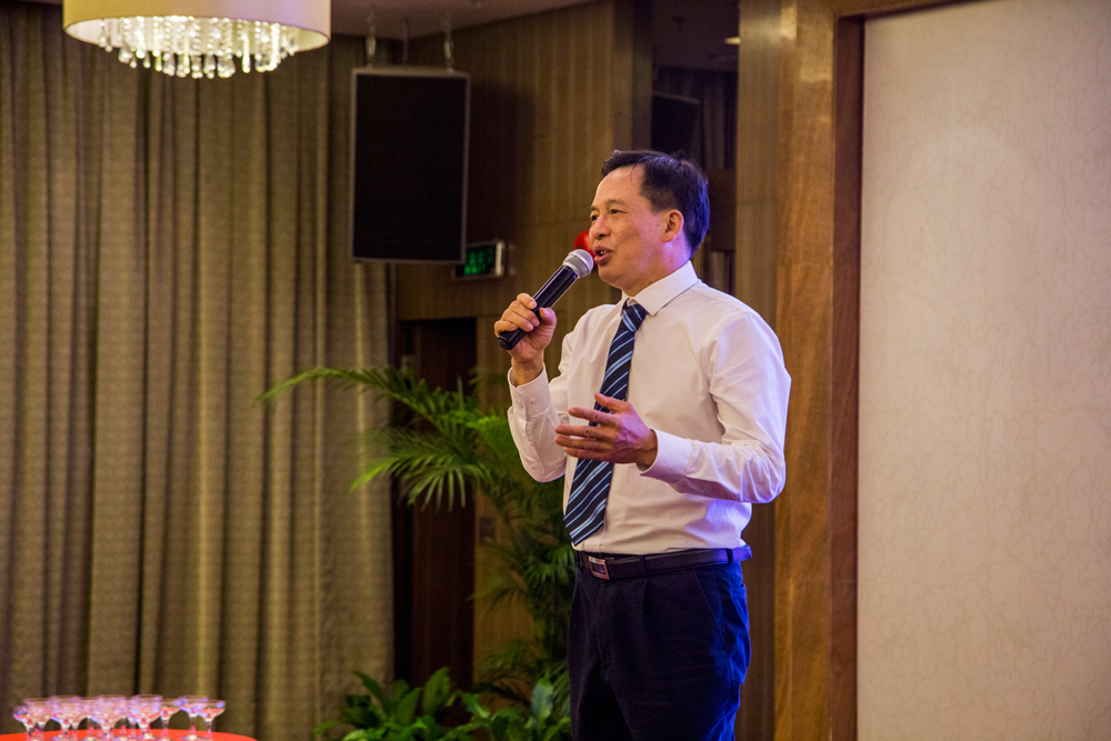 龍董事長(zhǎng)講解新品 龍董事長(zhǎng)講解新品